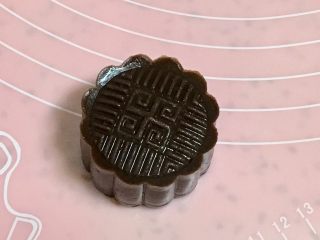 24、金沙奶黄馅的巧克力月饼,放入50克的模具里，轻轻一压，特好脱模，做了一半的时候，开始预热烤箱170度。