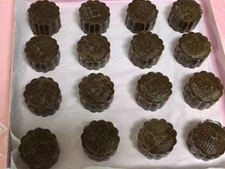 25、金沙奶黄馅的巧克力月饼,全压好了以后，喷点水。