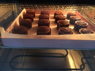 26、金沙奶黄馅的巧克力月饼,放入预热好的烤箱，170度18分钟。