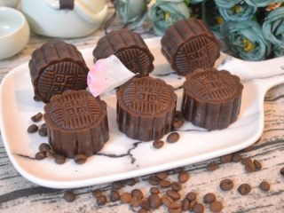 27、金沙奶黄馅的巧克力月饼,出炉。