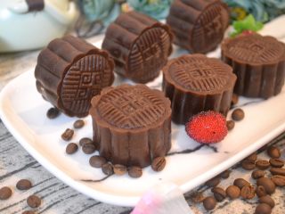 28、金沙奶黄馅的巧克力月饼,成品。