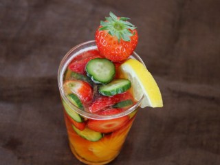 1、冰爽水果鸡尾酒（皮姆一号酒）,最后搅拌匀，用一片柠檬和一个完整的草莓装饰。