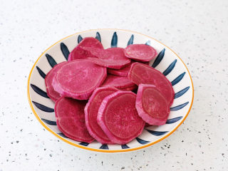 2、紫薯椰蓉球,紫薯去皮切成薄片