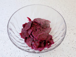 4、紫薯椰蓉球,将蒸熟的紫薯放入容器中