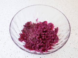 5、紫薯椰蓉球,压成泥状