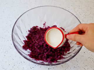 6、紫薯椰蓉球,加入白糖