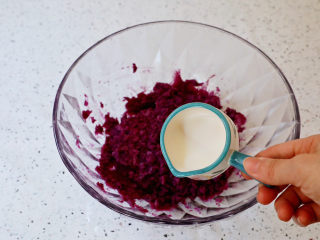 8、紫薯椰蓉球,加入牛奶