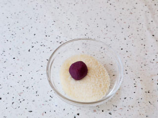 11、紫薯椰蓉球,放入椰蓉里