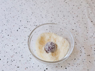 12、紫薯椰蓉球,轻轻摇晃一下，使其沾裹上椰蓉