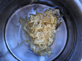 2、银耳小米粥,清水浸泡半天。