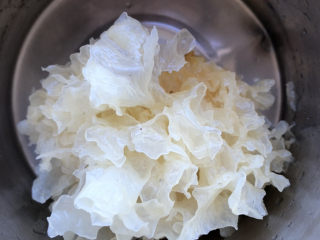 3、银耳小米粥,冲洗干净。