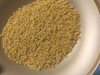 6、银耳小米粥,小米选购品质好的。