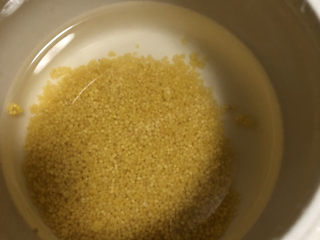 7、银耳小米粥,清水浸泡半天。