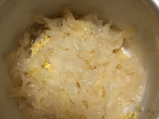 10、银耳小米粥,再放入银耳。