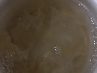 11、银耳小米粥,倒入没过食材的清水。