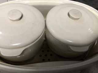 12、银耳小米粥,放入炖锅里。