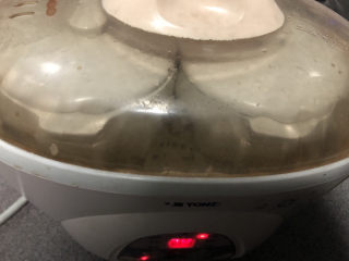 13、银耳小米粥,炖锅2小时。