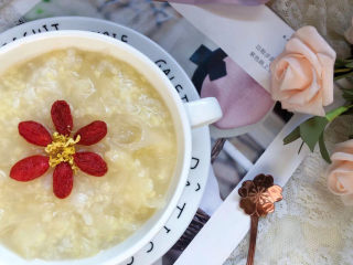 15、银耳小米粥,摆出个造型哈！