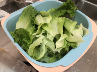 2、蒜蓉生菜➕柳塘新绿却温柔,生菜掰下叶片,清洗控水备用。如果生菜叶片比较大,可以把它掰成两半
