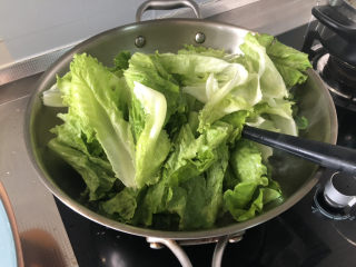 7、蒜蓉生菜➕柳塘新绿却温柔,转大火,下生菜叶,快手翻炒十几秒