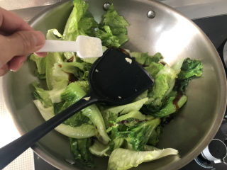 9、蒜蓉生菜➕柳塘新绿却温柔,半茶匙的白糖,翻炒均匀