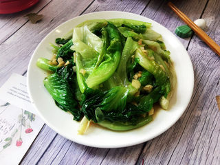 11、蒜蓉生菜➕柳塘新绿却温柔,装盘上桌,这道菜全程炒完可能也就一分钟,千万注意不要炒久了,生菜软塌就吃不到脆嫩的口感了