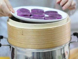 2、小猪卡通月饼,紫薯切片入蒸锅15分钟