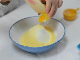 4、小猪卡通月饼,加入蛋黄、炼乳和成面团