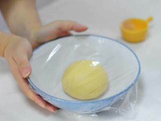 5、小猪卡通月饼,盖上保鲜膜醒20分钟