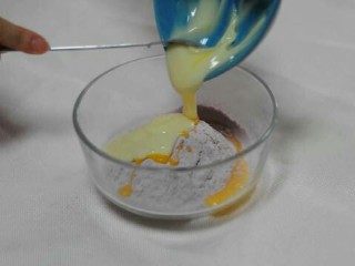 7、小猪卡通月饼,粉类材料过筛,加入蛋黄炼乳和成面团