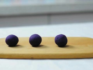 9、小猪卡通月饼,蒸好的紫薯加20g炼乳拌匀,分成25g/个