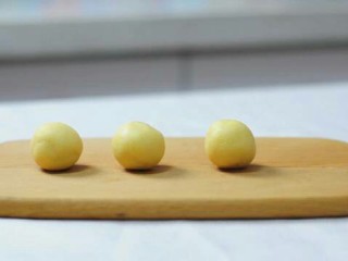 10、小猪卡通月饼,黄色面团分成28g/个