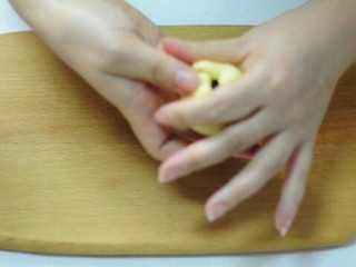 12、小猪卡通月饼,在手虎口处收口滚圆