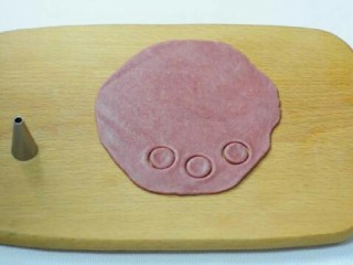 13、小猪卡通月饼,红色面团擀成饼,用裱花嘴压出耳朵和鼻子