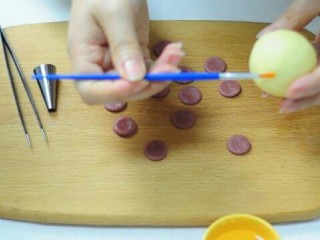 14、小猪卡通月饼,在面团上耳朵和鼻子的位置刷水