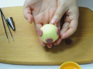 15、小猪卡通月饼,沾上耳朵和鼻子