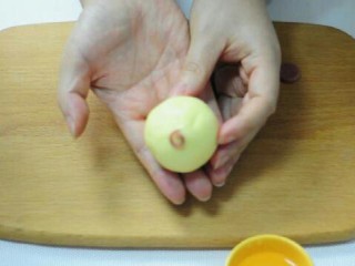 16、小猪卡通月饼,取一块红色面团,用手揉出尾巴沾在面团上