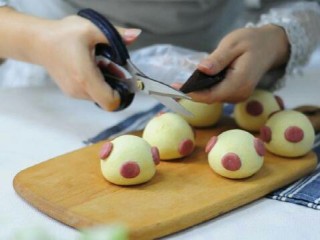 18、小猪卡通月饼,巧克力装入裱花袋中隔水化开