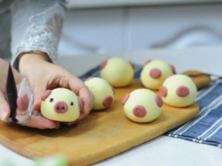 19、小猪卡通月饼,画出小猪的眼睛和鼻孔