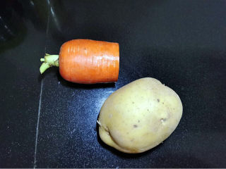 2、鸡肉炖土豆,红萝卜与土豆