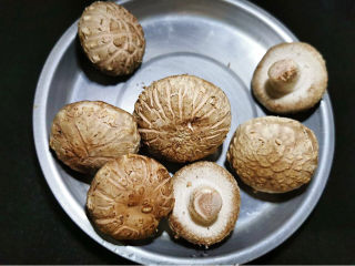 3、鸡肉炖土豆,冬菇