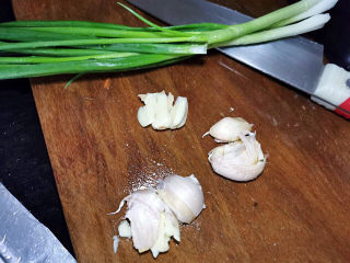 5、鸡肉炖土豆,葱切段，蒜拍碎