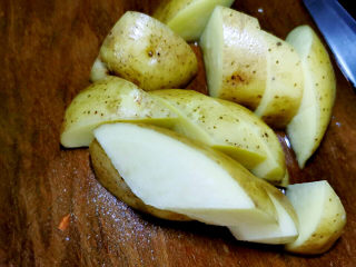 7、鸡肉炖土豆,土豆不削皮，刷洗干净，切块