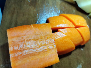 8、鸡肉炖土豆,红萝卜切块