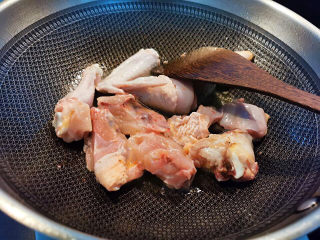 11、鸡肉炖土豆,继续下鸡肉块，