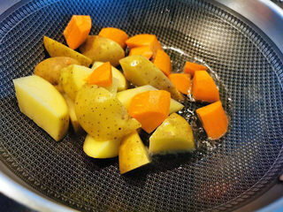 9、鸡肉炖土豆,锅中下油，放进锅里