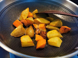 10、鸡肉炖土豆,煎至两面金黄后取出