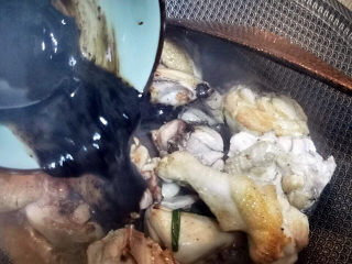 16、鸡肉炖土豆,调好的酱汁倒入锅中