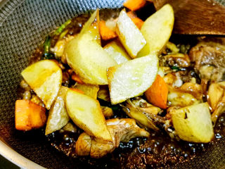 17、鸡肉炖土豆,加入土豆与红萝卜