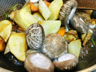 18、鸡肉炖土豆,香菇也跟着进来